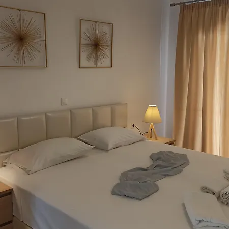 Aronis شقة فندقية 4*